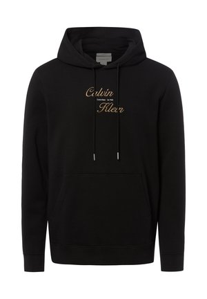 Schwarzer Kapuzenpullover mit goldener "Calvin Klein" Textstickerei auf der Brust und einer Kängurutasche vorne.
