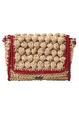 Rechthoekige beige geweven handtas met verhoogde, getextureerde knopen, rode geweven rand en een klepsluiting.