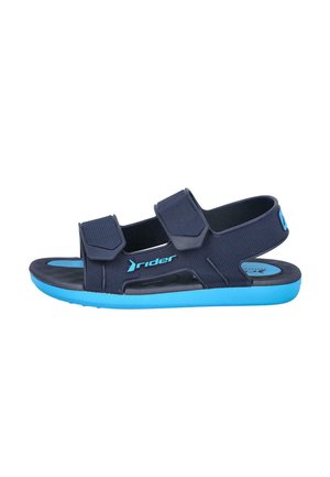 Sandal de color azul marino con correas ajustables, diseño ligero, material texturizado y una suela de color azul claro en contraste. Presenta una marca en el lateral.