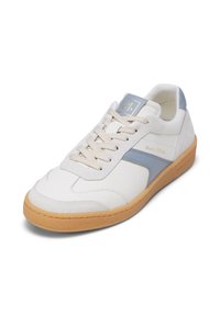 Fehér sneaker világoskék részletekkel és krémszínű fűzővel. Texturált gumitalppal és velúr panellel rendelkezik. Embosszált logó a nyelvén.