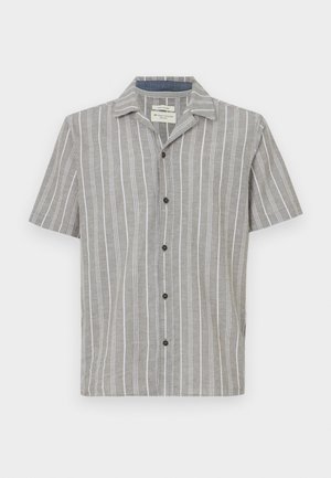 Camisa de manga corta en gris claro con rayas verticales blancas. Presenta un frente abotonado y un cuello clásico. Está hecha de una tela ligera.
