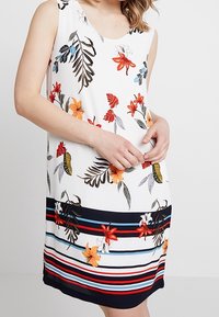 s.Oliver Vestido informal - white