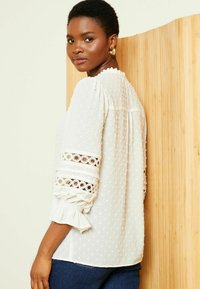 Love & Roses 3/4 SLEEVE V NECK REGULAR FIT - Gombos blúz - ivory white