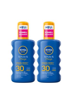 Zwei blaue Nivea Sun SPF 30 Sonnenschutzflaschen mit gelben Verschlüssen und Etiketten, die schnelle Aufnahme und UV-Schutz hervorheben.