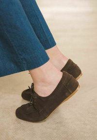 Scarpe basse in suede marrone con punte arrotondate, design con lacci e suole in gomma. Indossate con pantaloni in denim scuri e cropped.