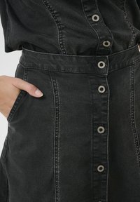 Cream UNIFORMA - A-vonalú szoknya - black washed denim