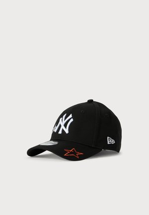 Schwarze Baseballmütze mit weißem "NY"-Logo auf der Vorderseite, weißem Markenlogo an der Seite und orangefarbenem Stern, der auf den Schirm gestickt ist.