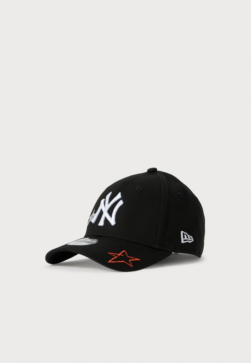 Fekete baseball sapka fehér "NY" logóval az elején, fehér márkalogóval az oldalon, és narancssárga csillaggal a karimán.