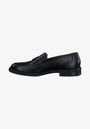 Mocassin en cuir noir avec un bout arrondi, des coutures discrètes et une sangle décorative sur le coup de pied, monté sur un faible talon en caoutchouc.