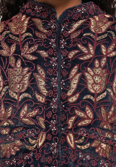 Κεντημένο μπουφάν με σκούρο μπλε ύφασμα και περίπλοκα χρυσά και μπορντό λουλουδάτα σχέδια, διακοσμημένο με μικρές διακοσμητικές πούλιες.