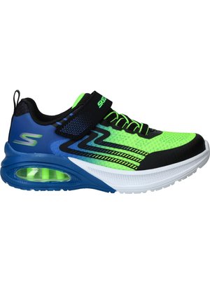 Groen en zwarte sportschoen met blauwe accenten, bovenkant van mesh, gevoerde kraag, reflecterende strepen en zichtbare luchtkussens in de zool.