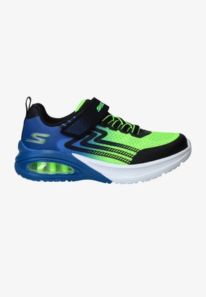 Groen en zwarte sportschoen met blauwe accenten, bovenkant van mesh, gevoerde kraag, reflecterende strepen en zichtbare luchtkussens in de zool.