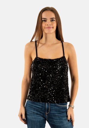 Camiseta de lentejuelas negras con tirantes finos, escote cuadrado y un diseño ajustado; textura suave con lentejuelas brillantes que cubren la tela.