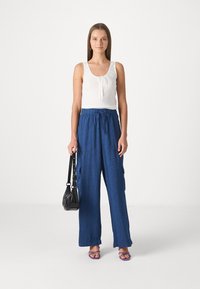 GAP PULL ON - Hlačami s stranskimi žepi - medium indigo