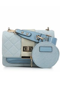 Borsa a mano trapuntata di colore azzurro chiaro, con finitura testurizzata, hardware dorato e una pochette rotonda coordinata con manico staccabile. Include una tracolla regolabile.