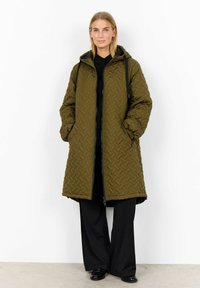Quilted olive green coat with a hood, zip closure, and two side pockets. Features a textured herringbone pattern and elastic cuffs.