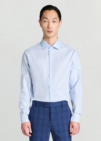 Hellblaues Hemd mit langen Ärmeln, einem Button-Down-Kragen und einer vorderen Knopfleiste aus glattem Stoff, kombiniert mit gemusterten marineblauen Hosen.