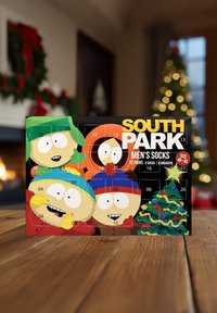 Calendario dell'avvento di calzini da uomo di South Park con personaggi dei cartoni animati su uno sfondo nero colorato, etichettato per la taglia 40-45, con aperture numerate.