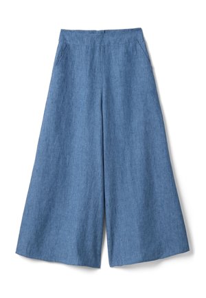 Wijd uitlopende blauwe linnen broek met voorzakken en een hoge tailleband, weergegeven op een witte achtergrond.