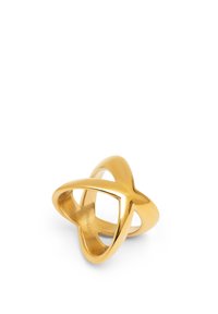 Anello dorato con un intricato design intrecciato a spirale. Superficie liscia e lucida con un centro cavo e nome del marchio inciso all'interno.