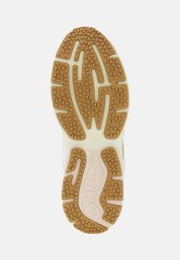 Suela de zapatilla de goma con un patrón de tracción texturizado de color miel y un logo. Acentos blancos adornan los lados y las áreas del talón.