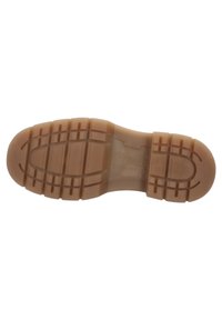Suola della scarpa realizzata in materiale gommoso marrone, texturizzata con un motivo a griglia per garantire aderenza, con punta arrotondata e diversi design del battistrada.