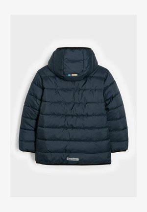 Jūras spēku pufains mētelis ar horizontālu quilted dizainu, kapuci un krāsainu etiķeti aizmugurē. Gluda faktūra un pieguļoša siluets.