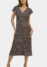Sukienka do kolan w odcieniu granatowym z misternym wzorem kwiatowym w kolorze rdzy i kremowym. Posiada krótkie rękawy i dekolt w kształcie litery V.