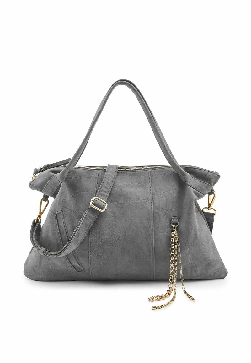 Sac à main en similicuir gris à surface texturée, avec bandoulière réglable, ferrures dorées et accents décoratifs en chaîne. Fermeture éclair sur le dessus.