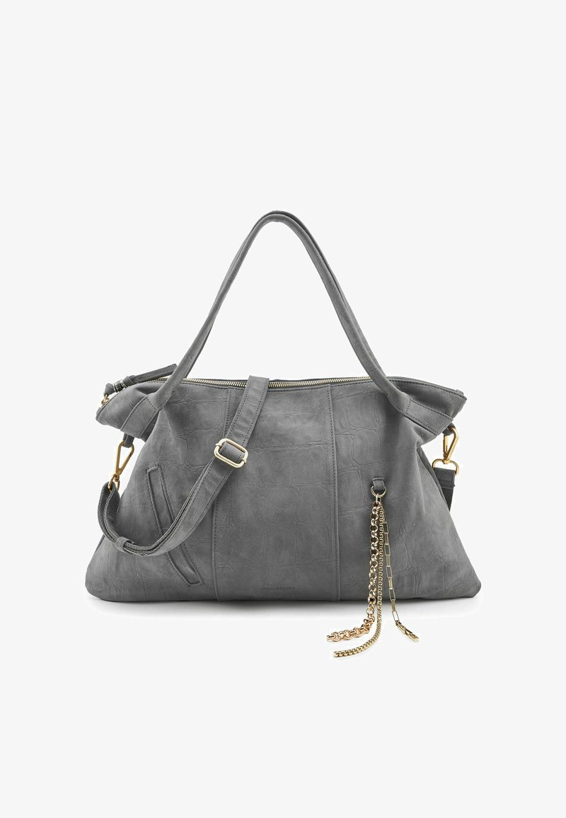 Grijze handtas van nep leer met een gestructureerd oppervlak, verstelbare schouderband, hardware in goudkleur en decoratieve kettingaccenten. Ritssluiting aan de bovenkant.