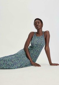 Maxikleid mit Blumenmuster in Blau- und Grüntönen, mit tailliertem Oberteil, Spaghettiträgern und einer glatten, leichten Stoffoberfläche.