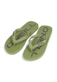 Tongs vertes avec une surface texturée, arborant un logo gris foncé. Fines lanières avec une légère courbure, design léger et flexible.