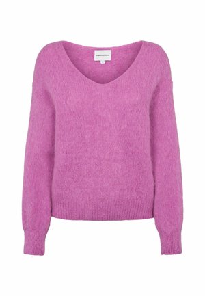 Pull à texture douce, manches longues, rose moyen, avec un profond col en V et des poignets et un ourlet côtelés, présenté sur fond blanc uni.
