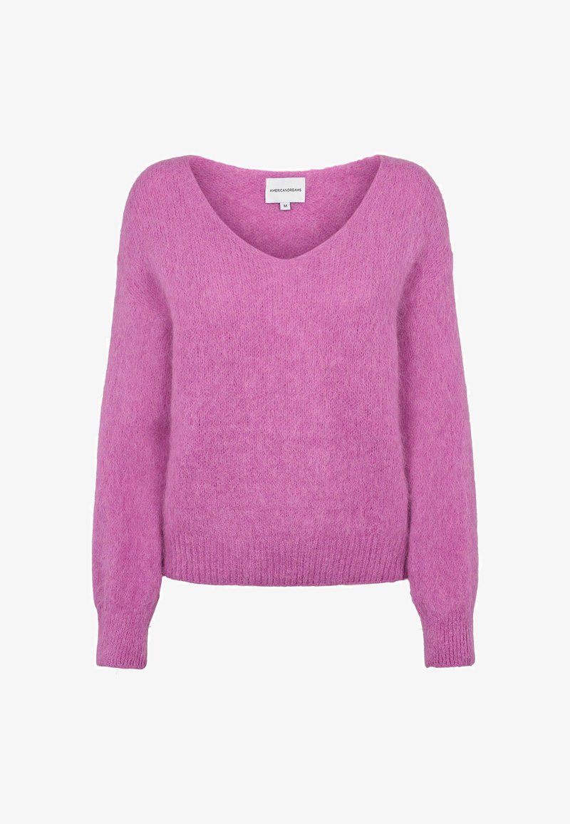 Pull à texture douce, manches longues, rose moyen, avec un profond col en V et des poignets et un ourlet côtelés, présenté sur fond blanc uni.