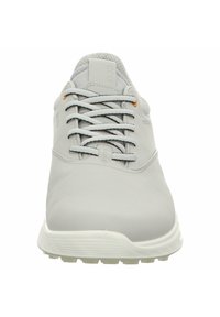 Hellgraue Sportschuhe mit einem glatten, synthetischen Obermaterial, kontrastierender weißer Sohle und traditionellem Schnürsystem. Verfügt über einen gepolsterten Schaft.