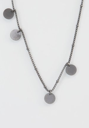 Collier chaîne boîte effet argent avec quatre pendentifs ronds en métal, dont un gravé avec les mots « LIEBESKIND ».