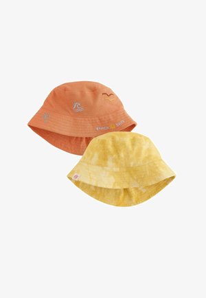 Dos sombreros tipo bucket: uno naranja con motivos bordados de playa que incluyen olas y un sol, y el otro amarillo con un patrón tie-dye.