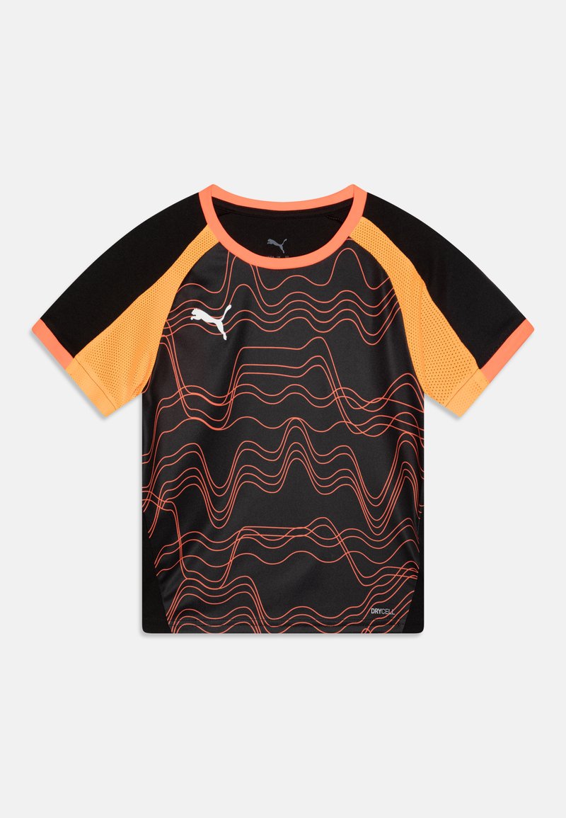 Camiseta deportiva de manga corta negra con patrones de olas naranjas y ribete. Presenta paneles de malla naranja transpirable en los hombros. Está confeccionada con tejido ligero.