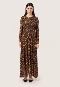 Maxi-jurk in een bruine en oranje luipaardprint, met lange mouwen, gemaakt van lichtgewicht stof, met een uitlopende zoom en ronde hals.