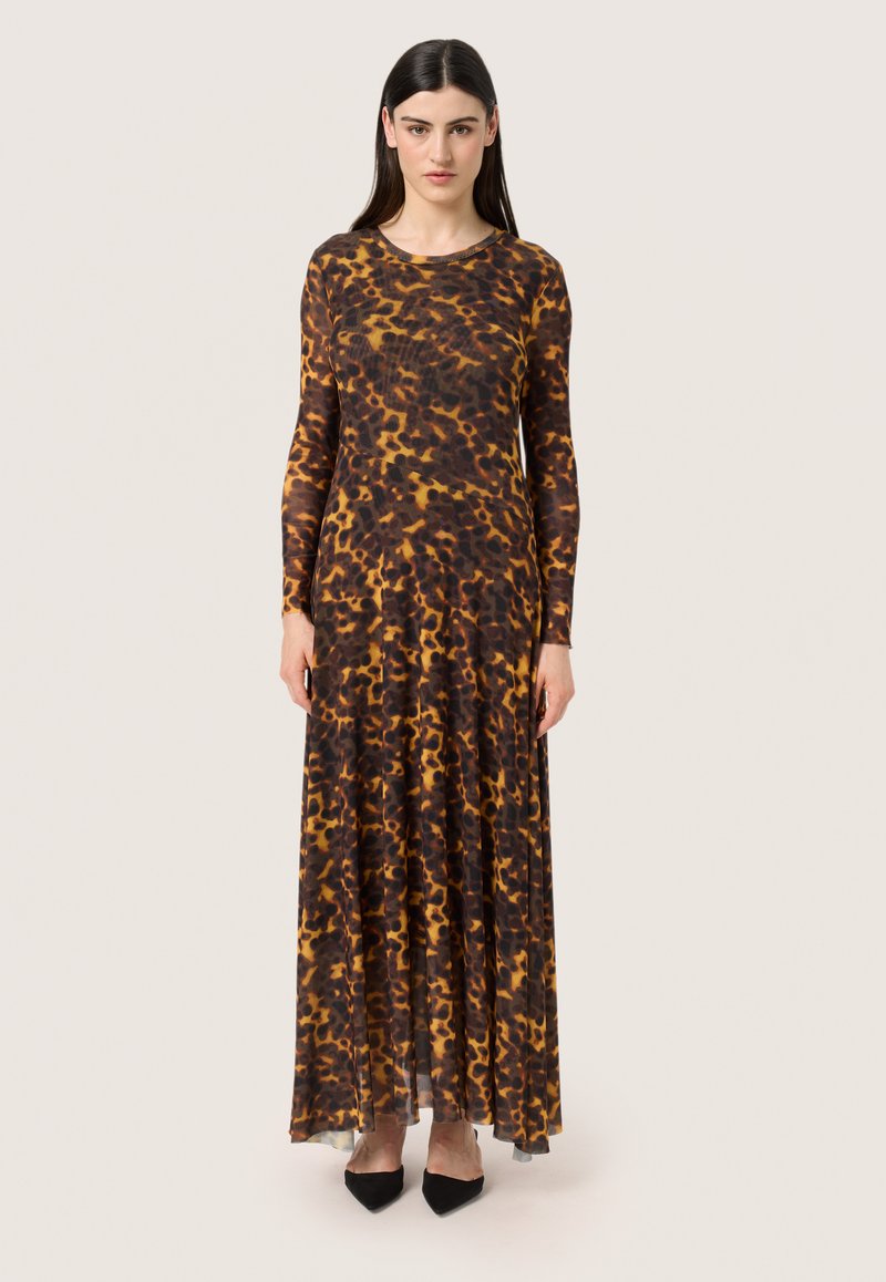 Maxi-jurk in een bruine en oranje luipaardprint, met lange mouwen, gemaakt van lichtgewicht stof, met een uitlopende zoom en ronde hals.