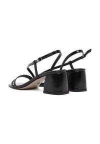 Sandali neri con cinturini e tacco a blocco, dotati di una cinghia con fibbia e una texture liscia. Design open-toe con cinturini minimalisti.
