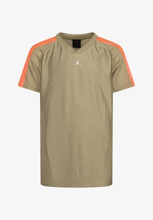 Καφέ αθλητικό T-shirt με πορτοκαλί κοντά μανίκια από διχτυωτό υλικό, V-neck σχέδιο και λογότυπο Jordan σε λευκό χρώμα στο στήθος. Ελαφρύ και αναπνεύσιμο ύφασμα.