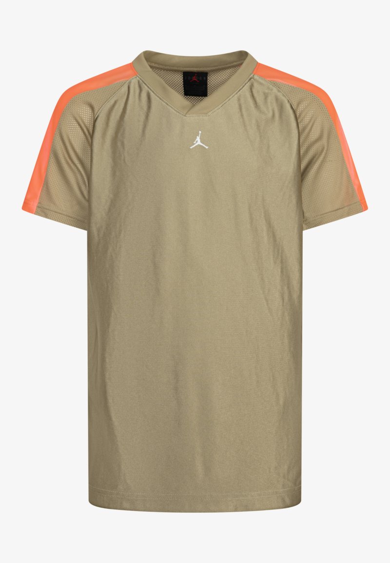 Khaki t-shirt sportowy z pomarańczowymi siateczkowymi krótkimi rękawami, w dekolcie w kształcie V, oraz białym logo Jordana na piersi. Lekka i oddychająca tkanina.