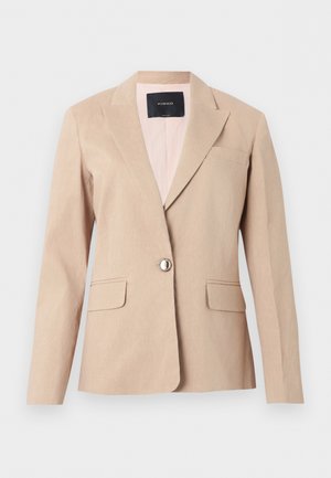 Béžové sako na mieru so zapínaním na jeden kovový gombík, výrezovými klopami, dvoma prednými kapsami s chlopňou a náprsnou smerovou kapsou.