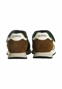 Sneaker verde e marrone con tacco in suede beige, accenti bianchi e gialli, e suola nera. Presentano l'etichetta "SUN68" sul retro.