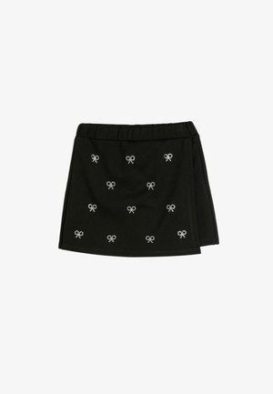 Zwarte mini-jurk met een elastische tailleband en verspreide strikmotieven van rhinestones. De stof lijkt zacht met een gladde textuur.
