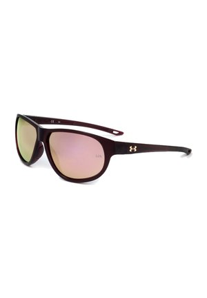 Occhiali da sole Under Armour neri con lenti rosa riflettenti e logo sulla stanghetta, mostrati leggermente inclinati su sfondo bianco.