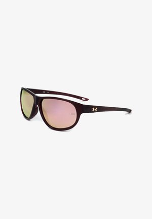 Occhiali da sole Under Armour neri con lenti rosa riflettenti e logo sulla stanghetta, mostrati leggermente inclinati su sfondo bianco.