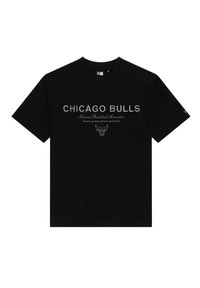Černé bavlněné tričko s textem a logem "CHICAGO BULLS" v šedé barvě. Klasický střih s kulatým výstřihem a krátkými rukávy, hladká textura.