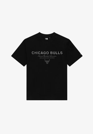 T-shirt preta de algodão com o texto e logótipo "CHICAGO BULLS" em cinza. Design clássico com decote redondo e mangas curtas, textura suave.
